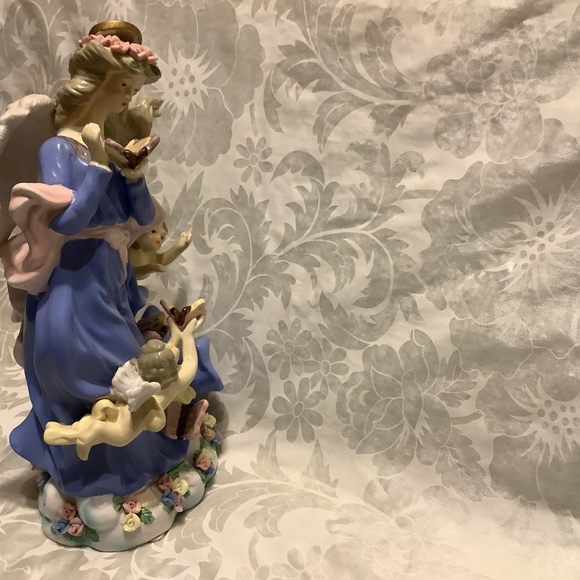 Colorful Winged Angel figurine with cherubs and delicate painted flowers - Picture 10 of 12